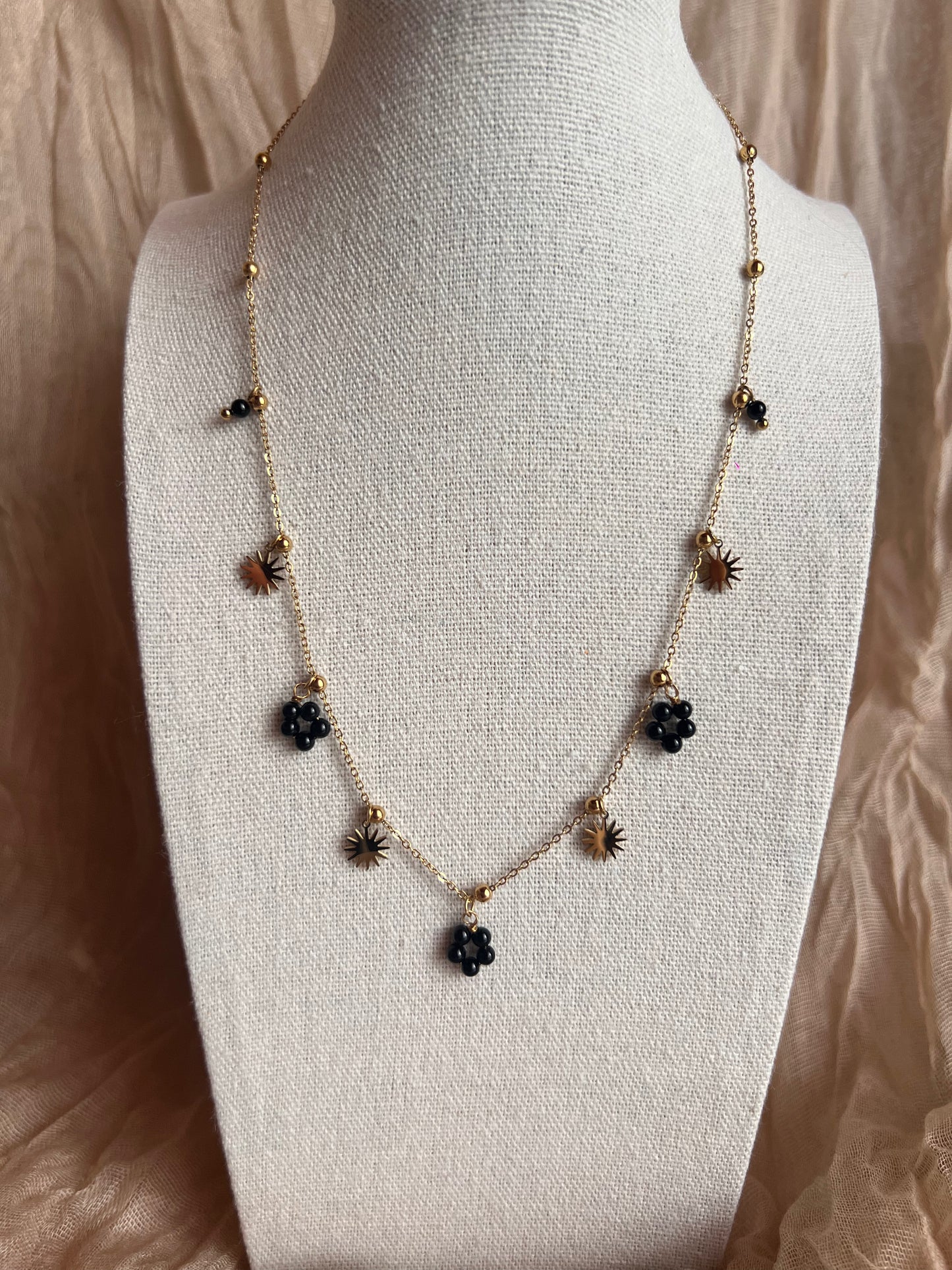 Collier Breloque Doré Fleur Agathe Noire