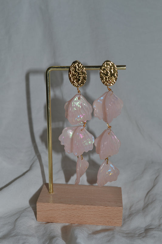 Boucles d'oreilles dorées pendantes avec pétales