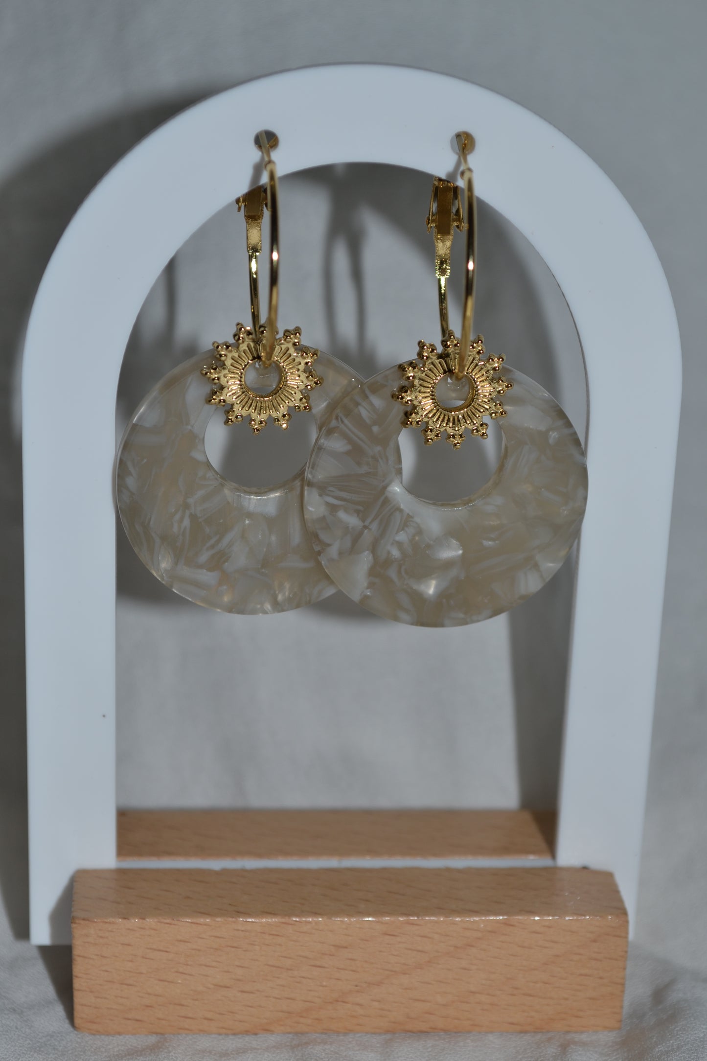 Boucles d'oreilles Dorées Soleil Pendantes Acrylique
