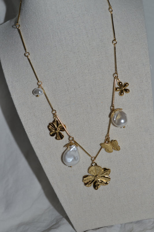 Collier Breloque Doré Fleur et Perle