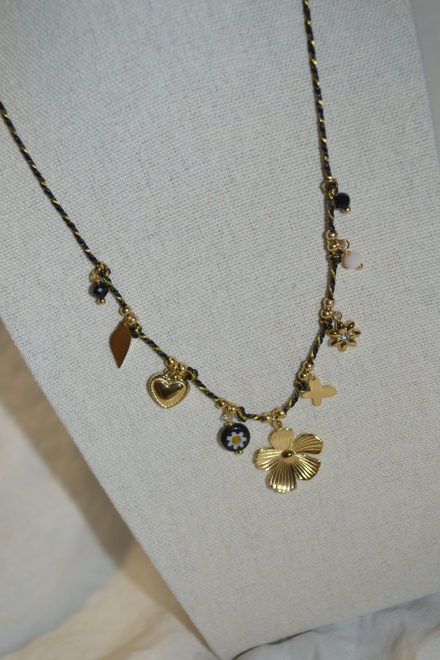 Collier Doré Tressé Fils Noir Et Doré avec Fleurs