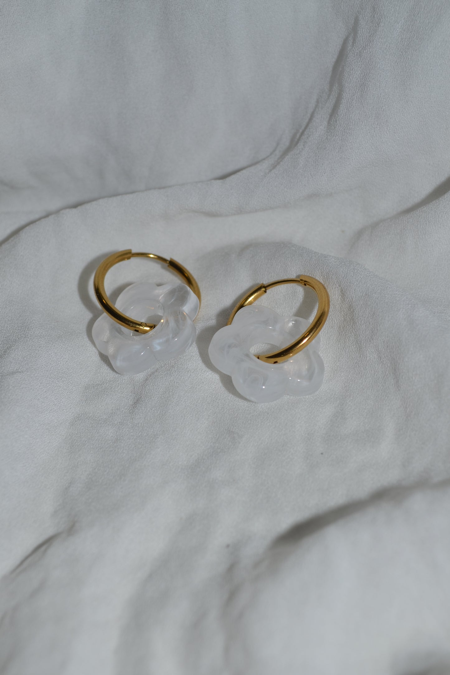 Boucles d'Oreilles Créoles Fleur Résine