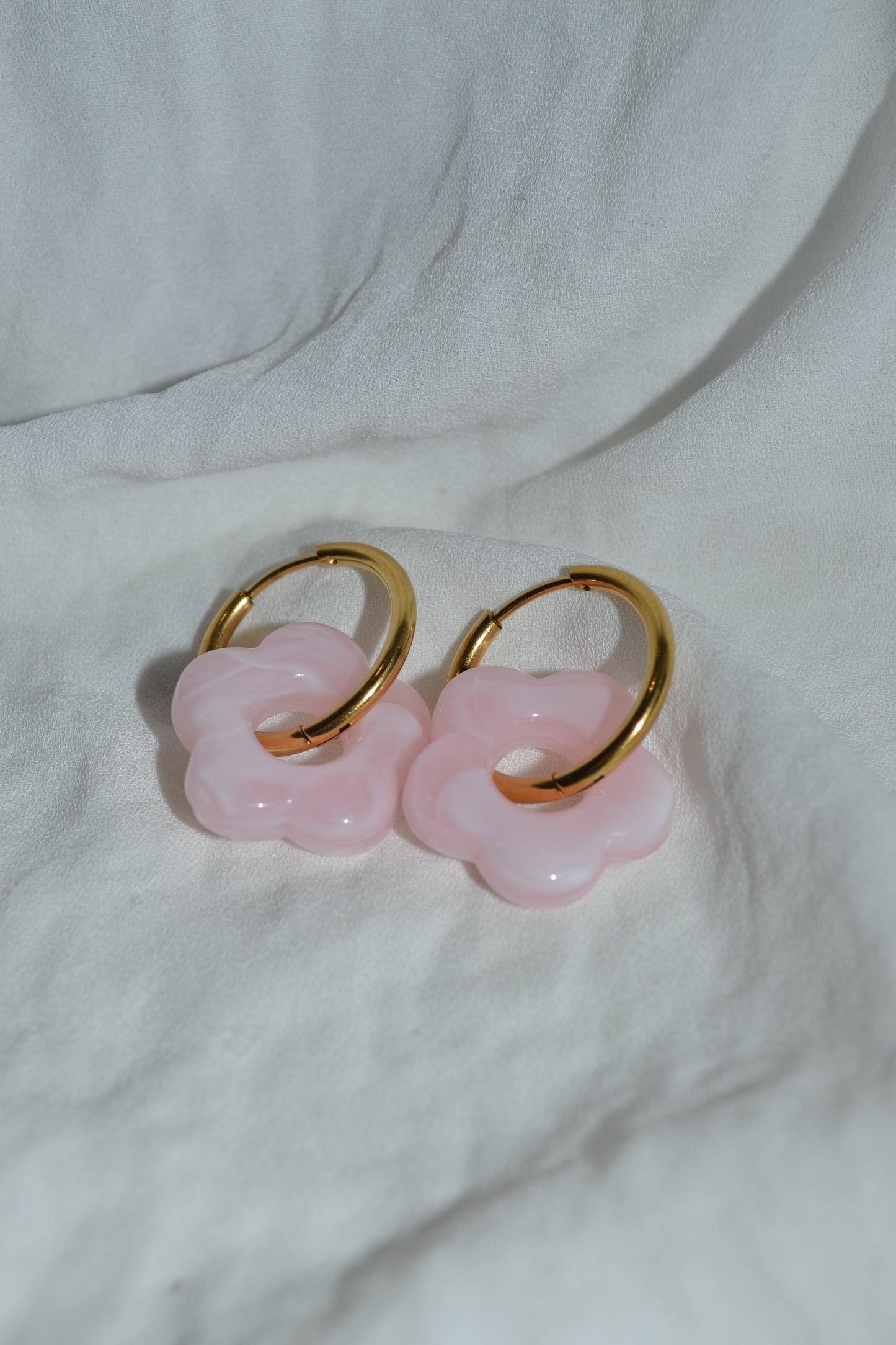 Boucles d'Oreilles Créoles Fleur Résine