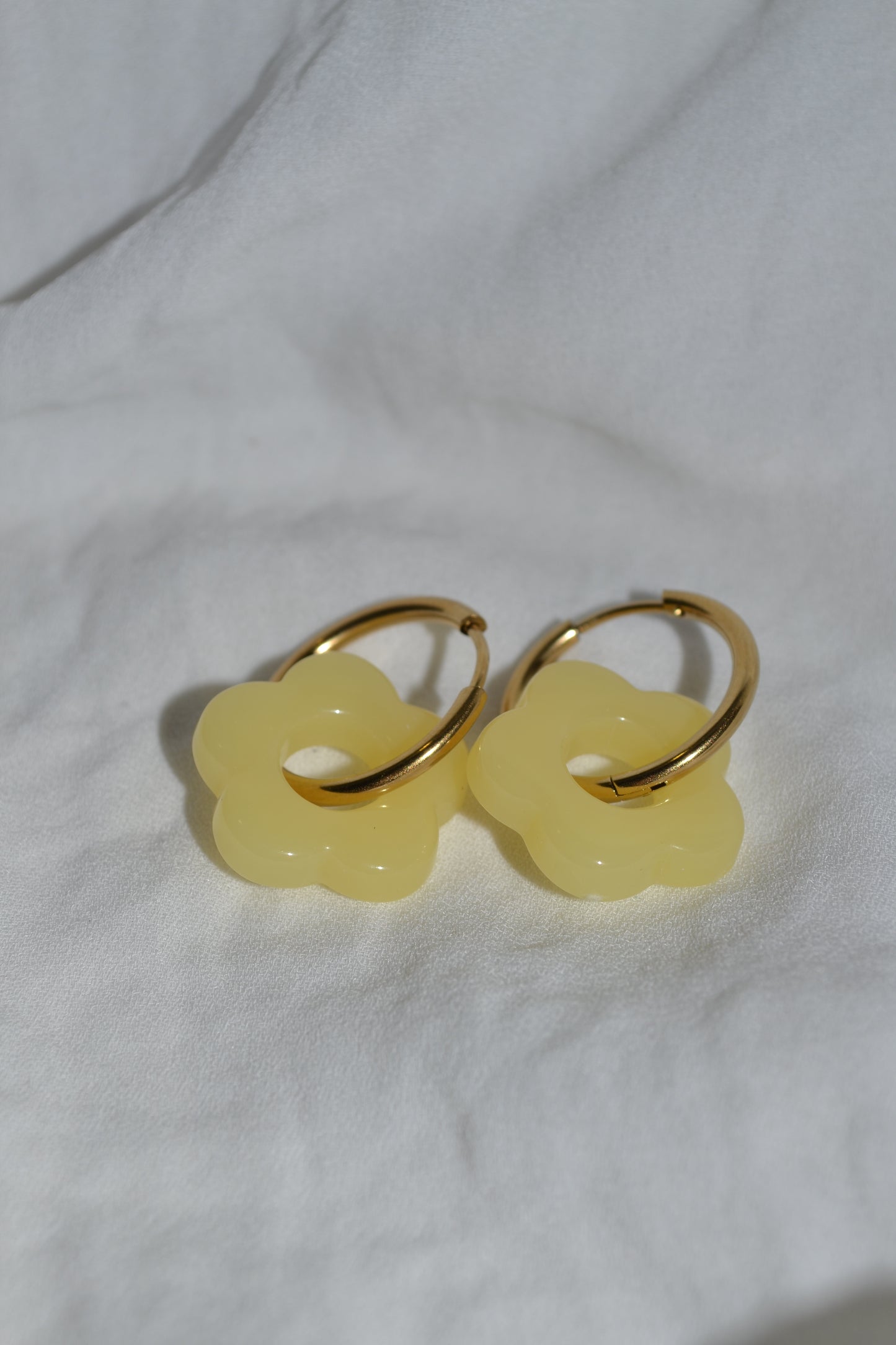 Boucles d'Oreilles Créoles Fleur Résine