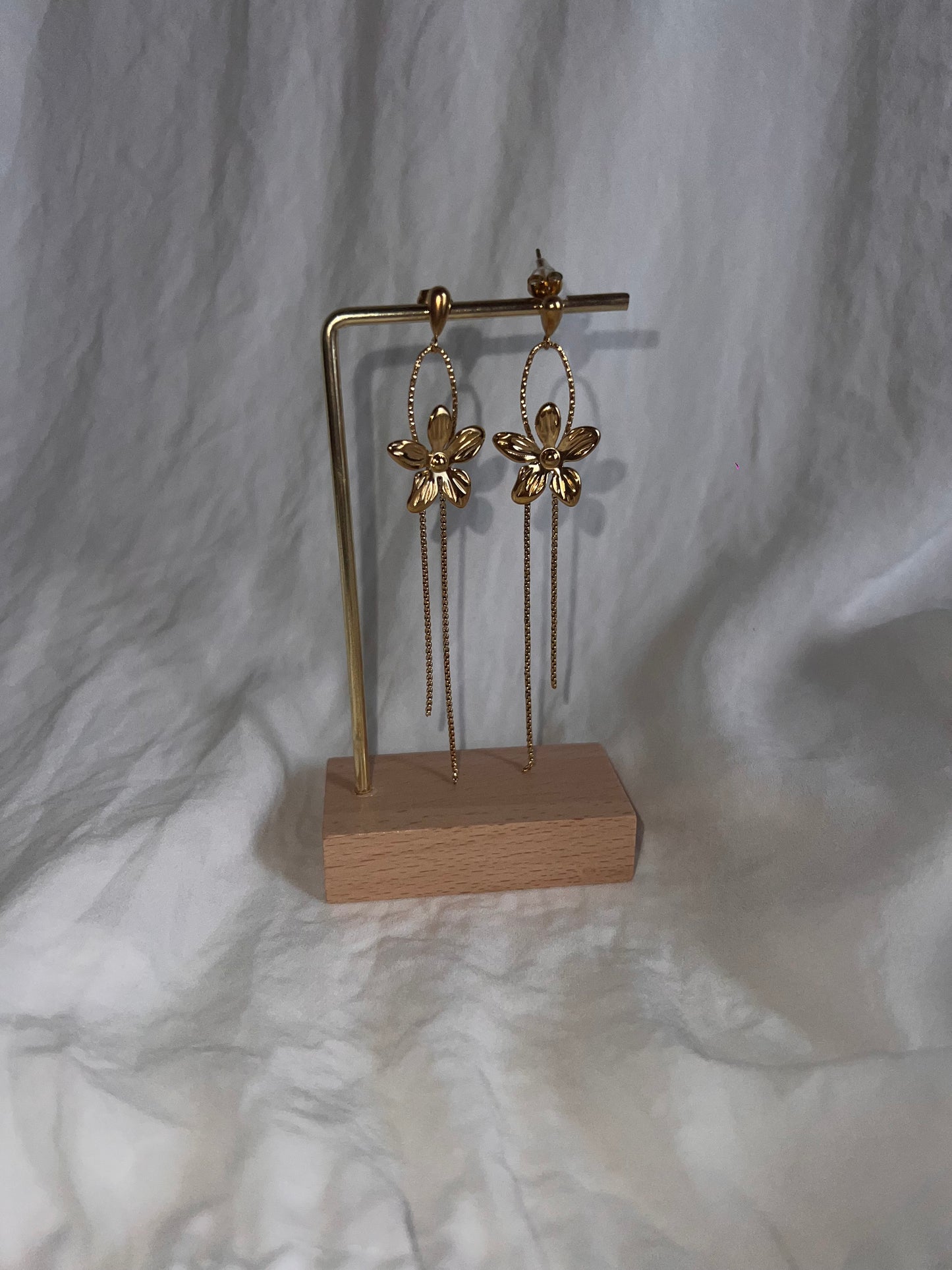 Boucles d'oreilles dorées fil pendante avec fleur