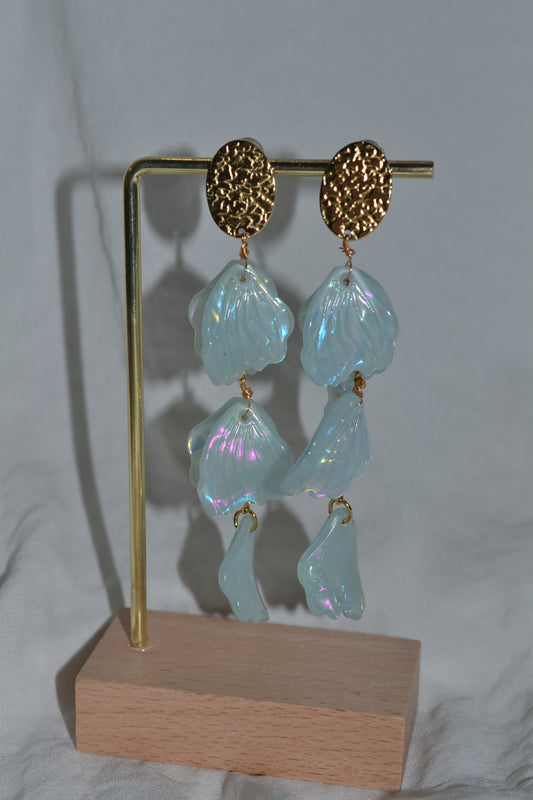 Boucles d'oreilles dorées pendantes avec pétales