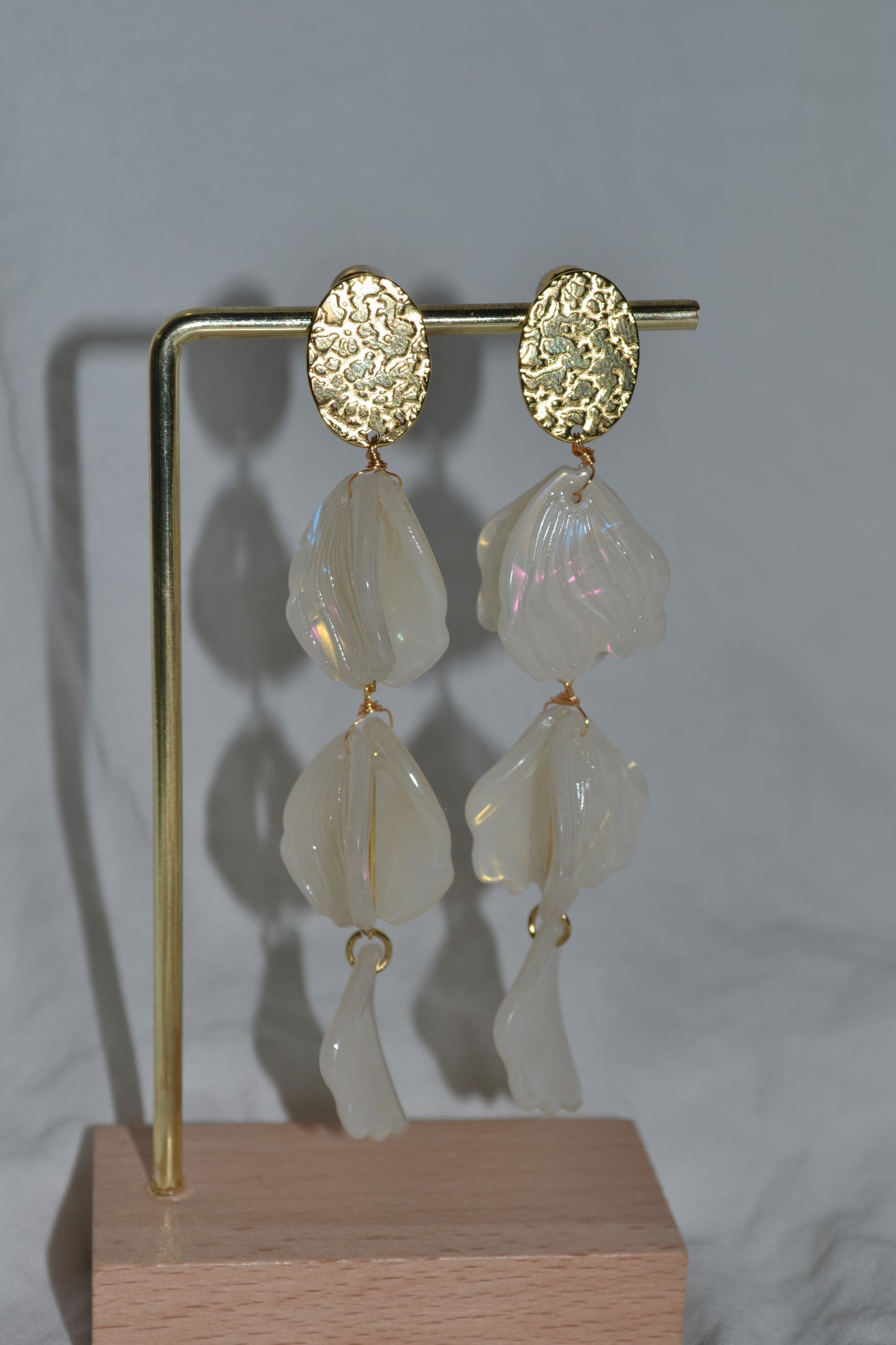 Boucles d'oreilles dorées pendantes avec pétales