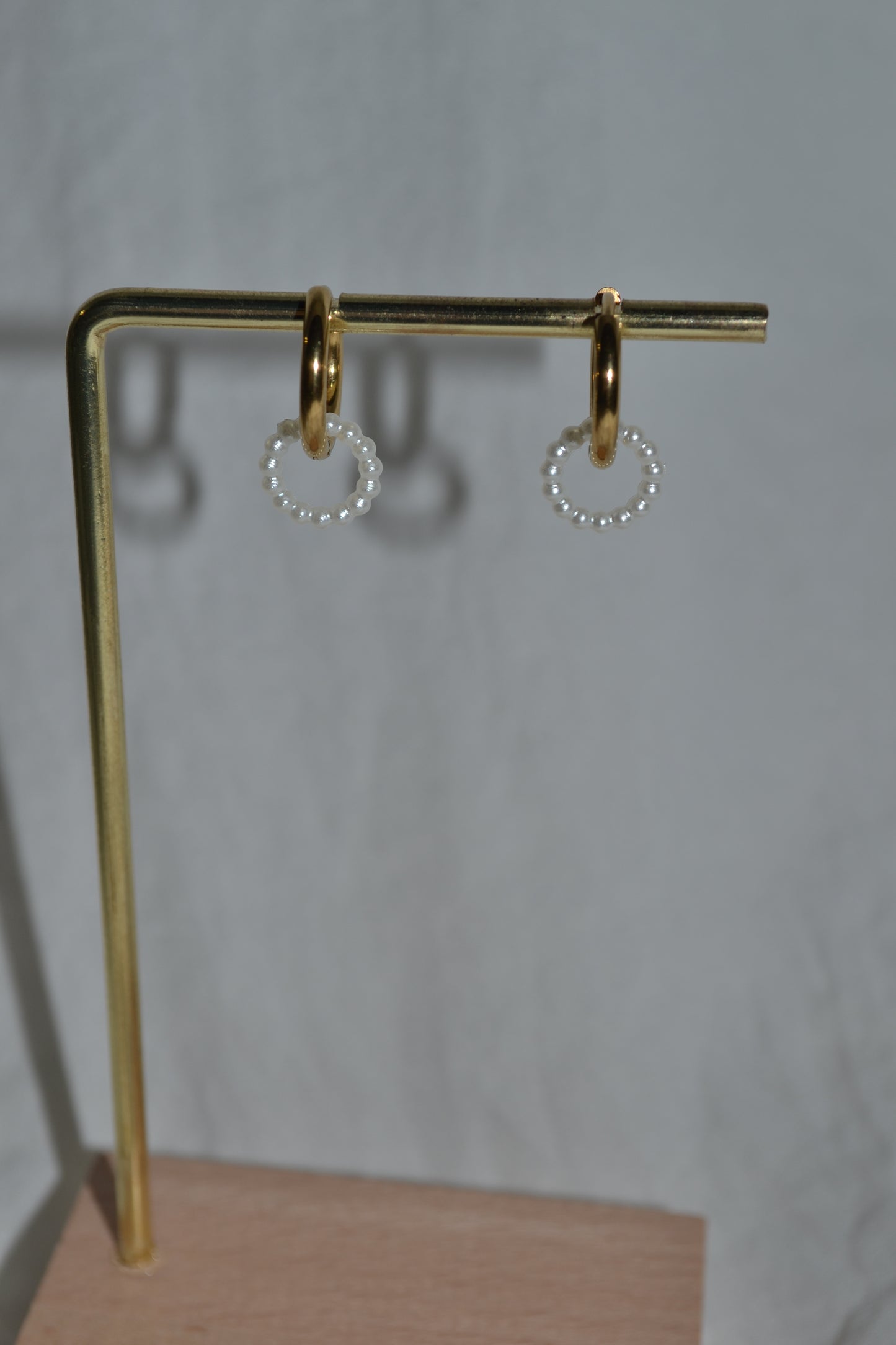 Boucles d'oreilles mini créoles dorées avec cercle de perles