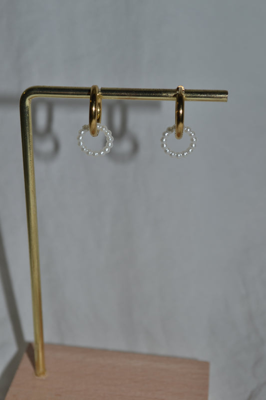 Boucles d'oreilles mini créoles dorées avec cercle de perles