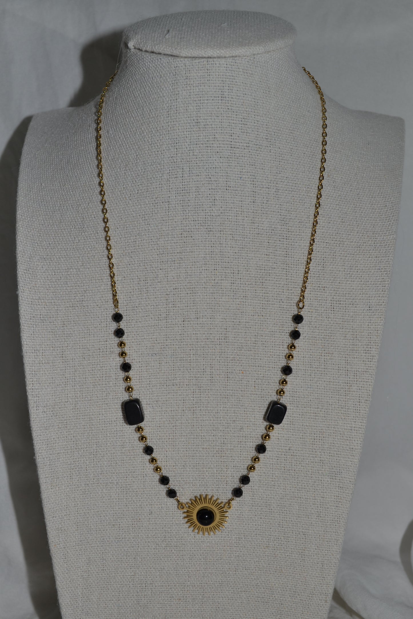 Collier Chaîne Dorée Pierre Agathe Noire Pendentif Soleil