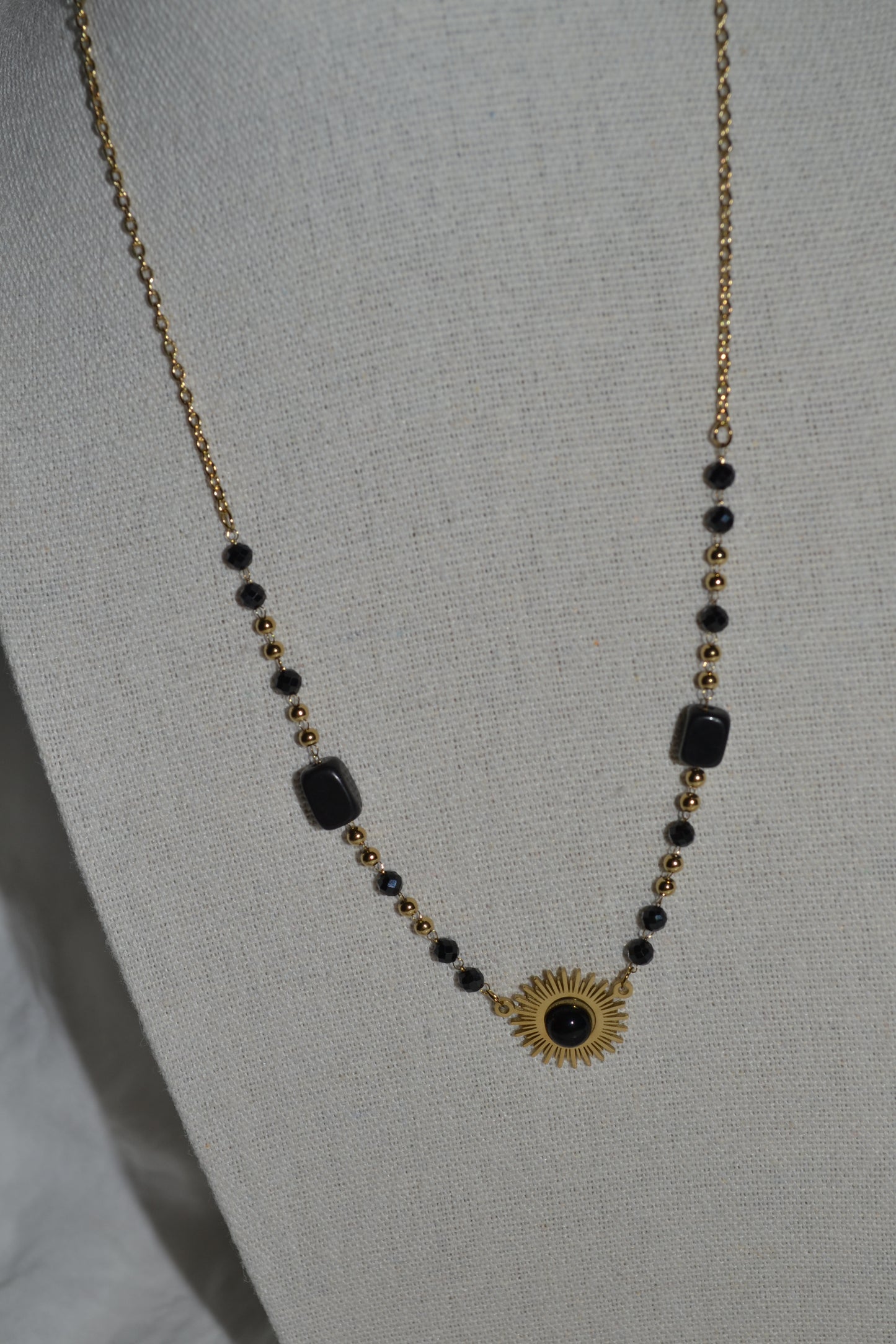 Collier Chaîne Dorée Pierre Agathe Noire Pendentif Soleil