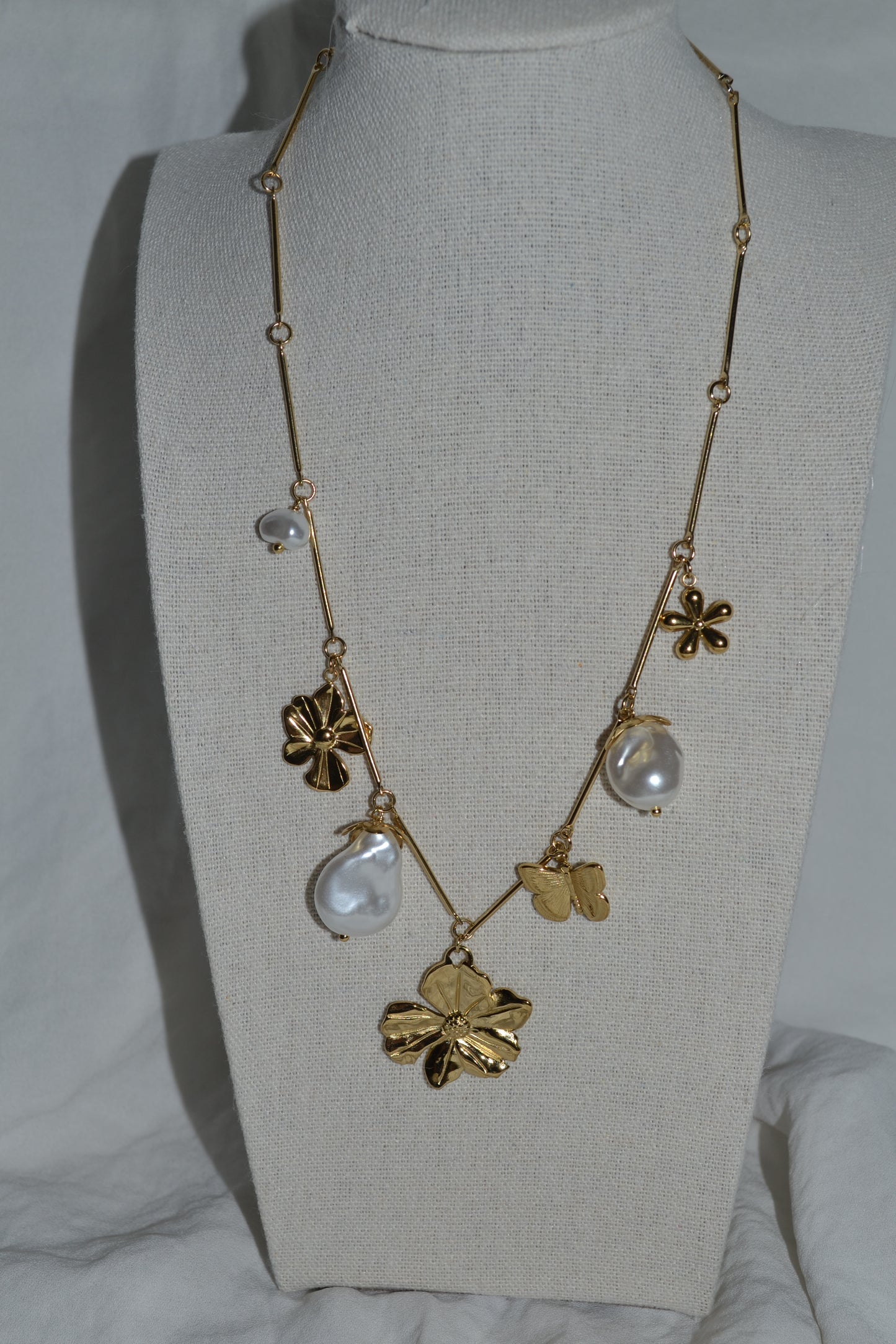 Collier Breloque Doré Fleur et Perle